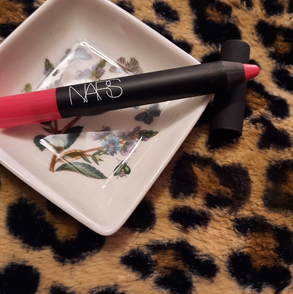 NARS VELVET MATTE LIP PENCIL in FAMOUS RED 💋 - Picture 3 of 3